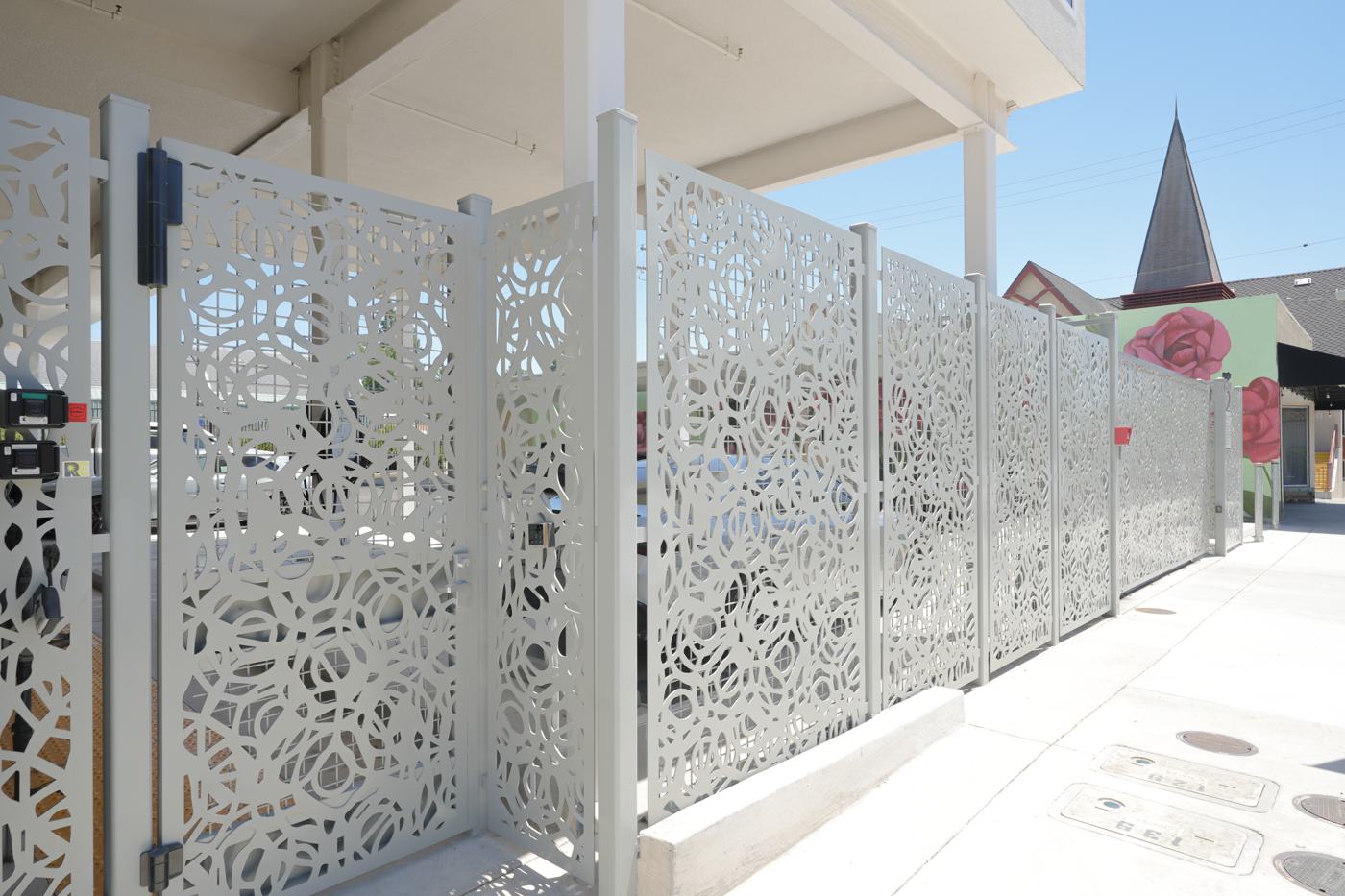 Custom decorative steel screen gate